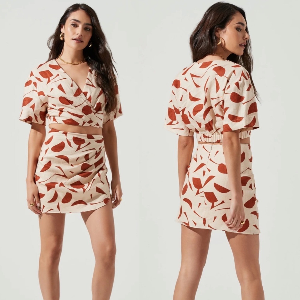 ASTR women’s Nirina Abstract Print Wrapped Front crop Top size M medium